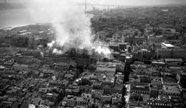 Há 37 anos, o Chiado ardia num incêndio que mudou Lisboa