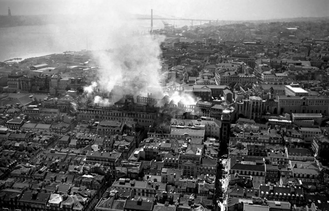 Há 37 anos, o Chiado ardia num incêndio que mudou Lisboa