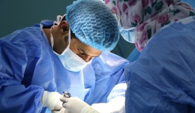 Jovem faz cirurgia para melhorar depressão crônica: como funciona o procedimento?