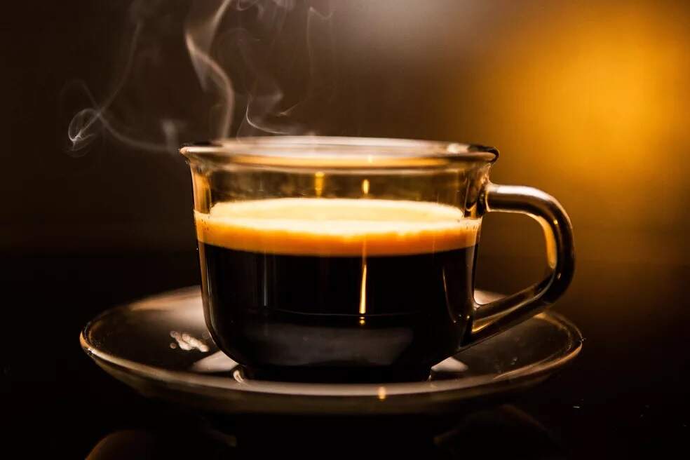 Saiba se tomar café no trabalho piora a ansiedade ou ajuda no foco