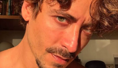 Jesuíta Barbosa surge nadando sem roupa em clique ousado; veja foto