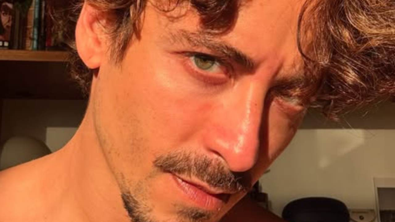 Jesuíta Barbosa surge nadando sem roupa em clique ousado; veja foto
