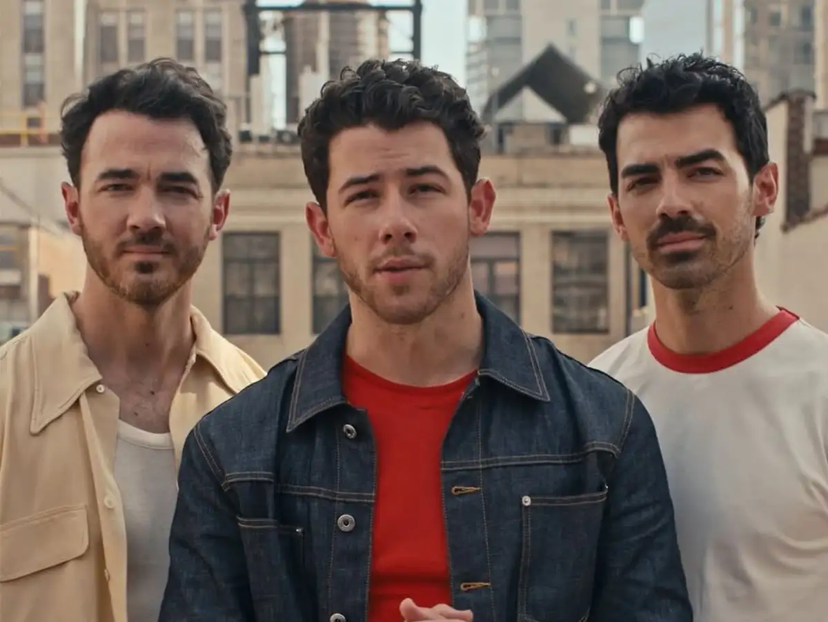 Billboard 200: Jonas Brothers conquistam Top 10 com 50 variantes de CD