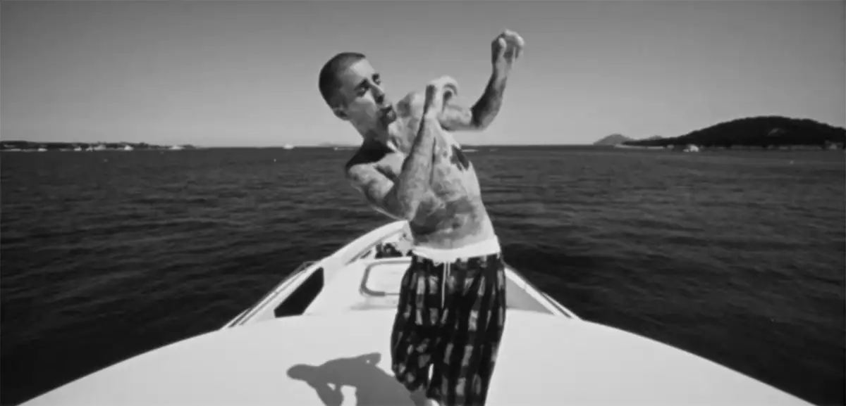 Justin Bieber lança clipe de "YUKON" com Hailey e filho Jack Blues
