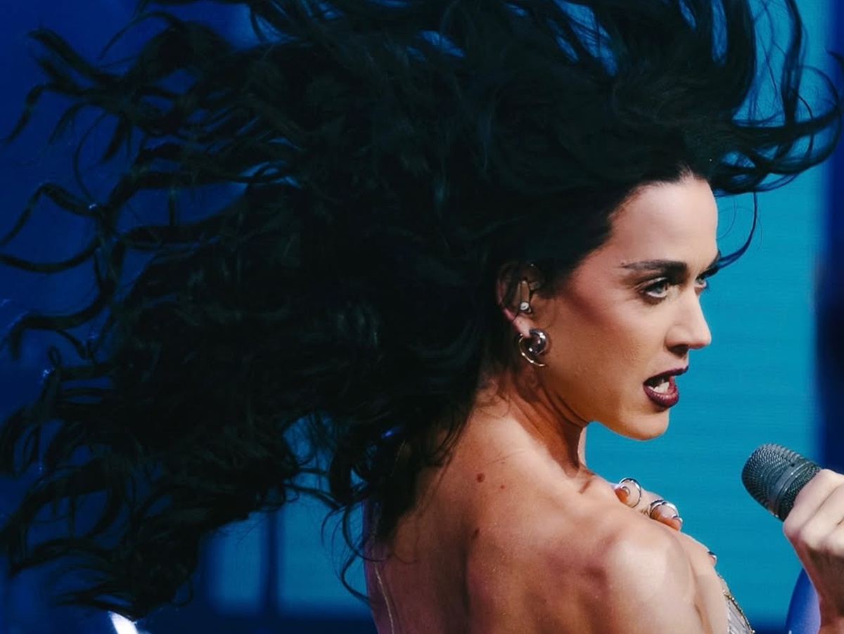 Atração do The Town, Katy Perry leva choque em show da "The Lifetimes Tour"; veja o vídeo