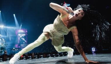 Katy Perry topa cantar música de fora da setlist em show, mas não do jeito que fã imagina; veja o vídeo