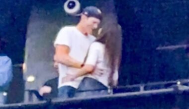 Completando dez anos de casados, Ashton Kutcher e Mila Kunis aparecem juntos em show do grupo Backstreet Boys