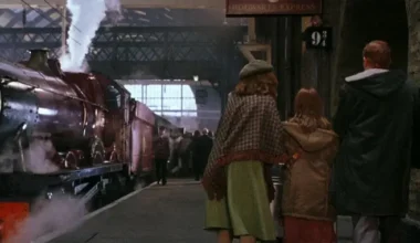 Vídeo dos bastidores mostra os Weasley chegando na Plataforma 9 ¾