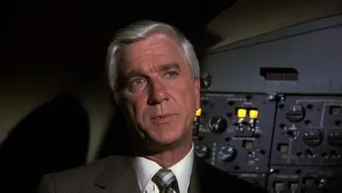 Em "Apertem os Cintos... O Piloto Sumiu!", Leslie Nielsen estreou no mundo da comédia