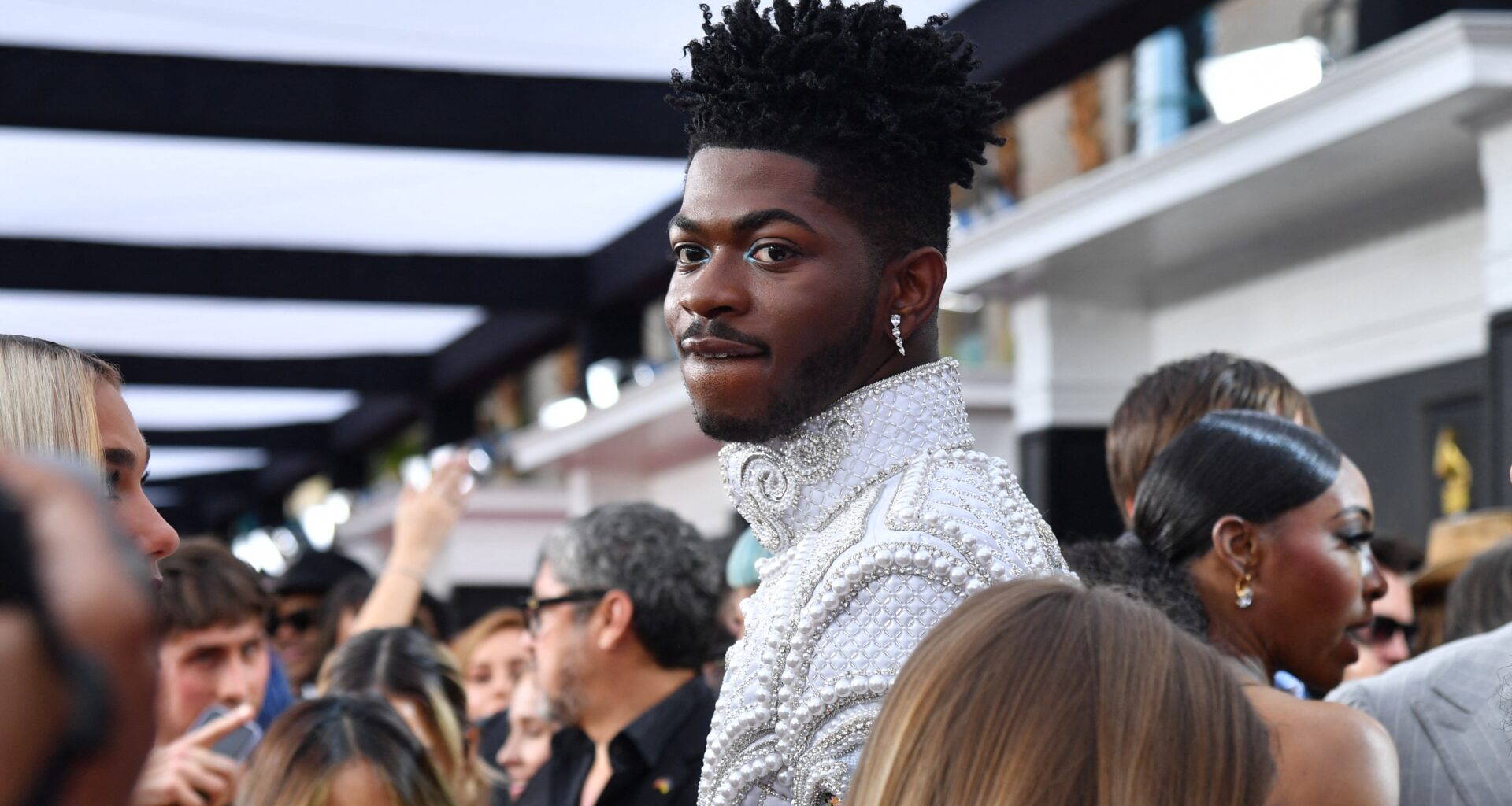 Lil Nas X é preso por andar seminu e vai a hospital por suspeita de overdose - G1