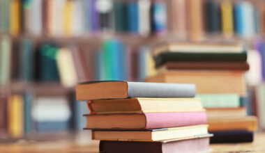 Reaproveite livros antigos como suporte para plantas e decoração