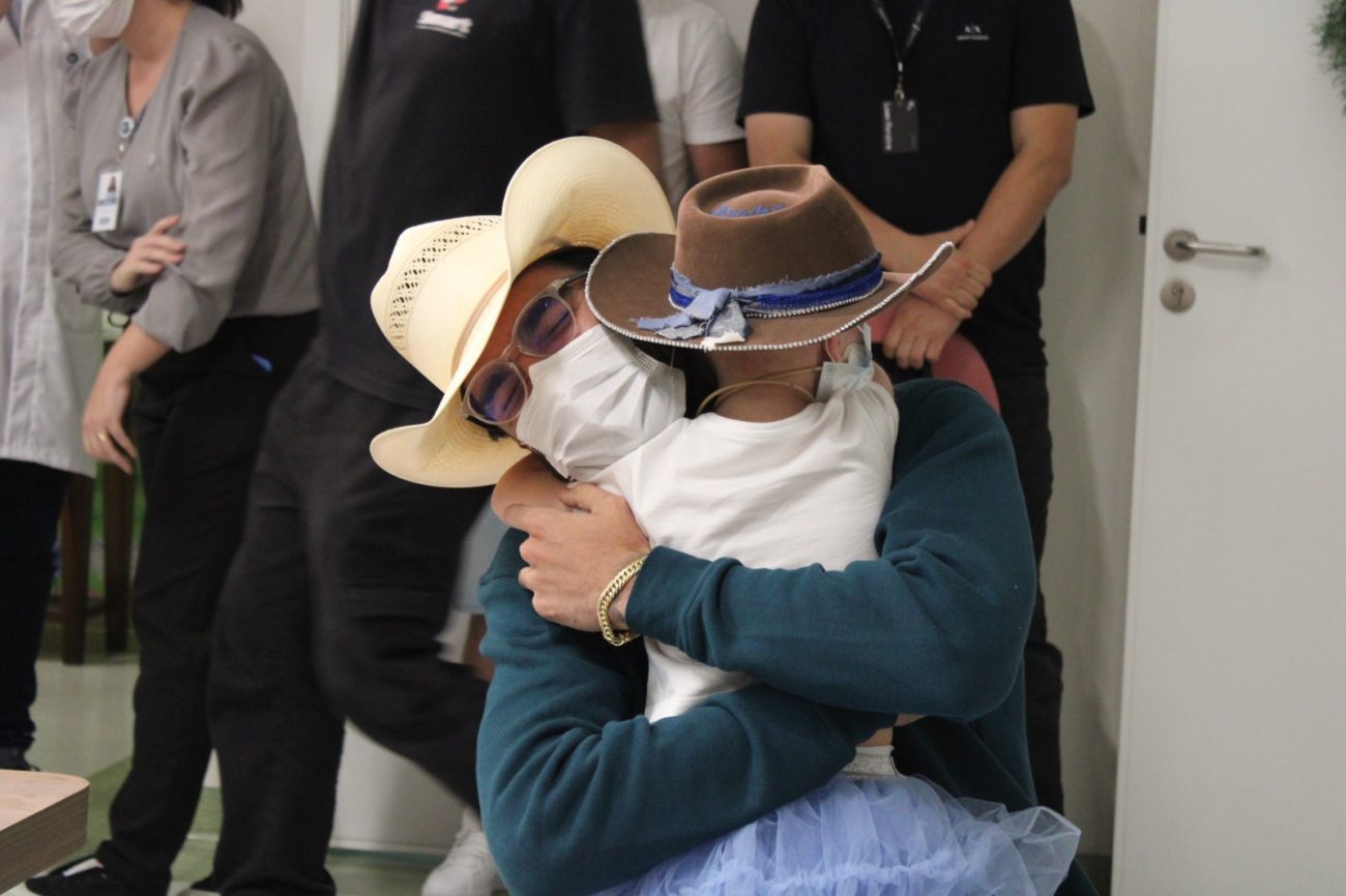 Foto da menina abraçando cantor Luan Pereira 