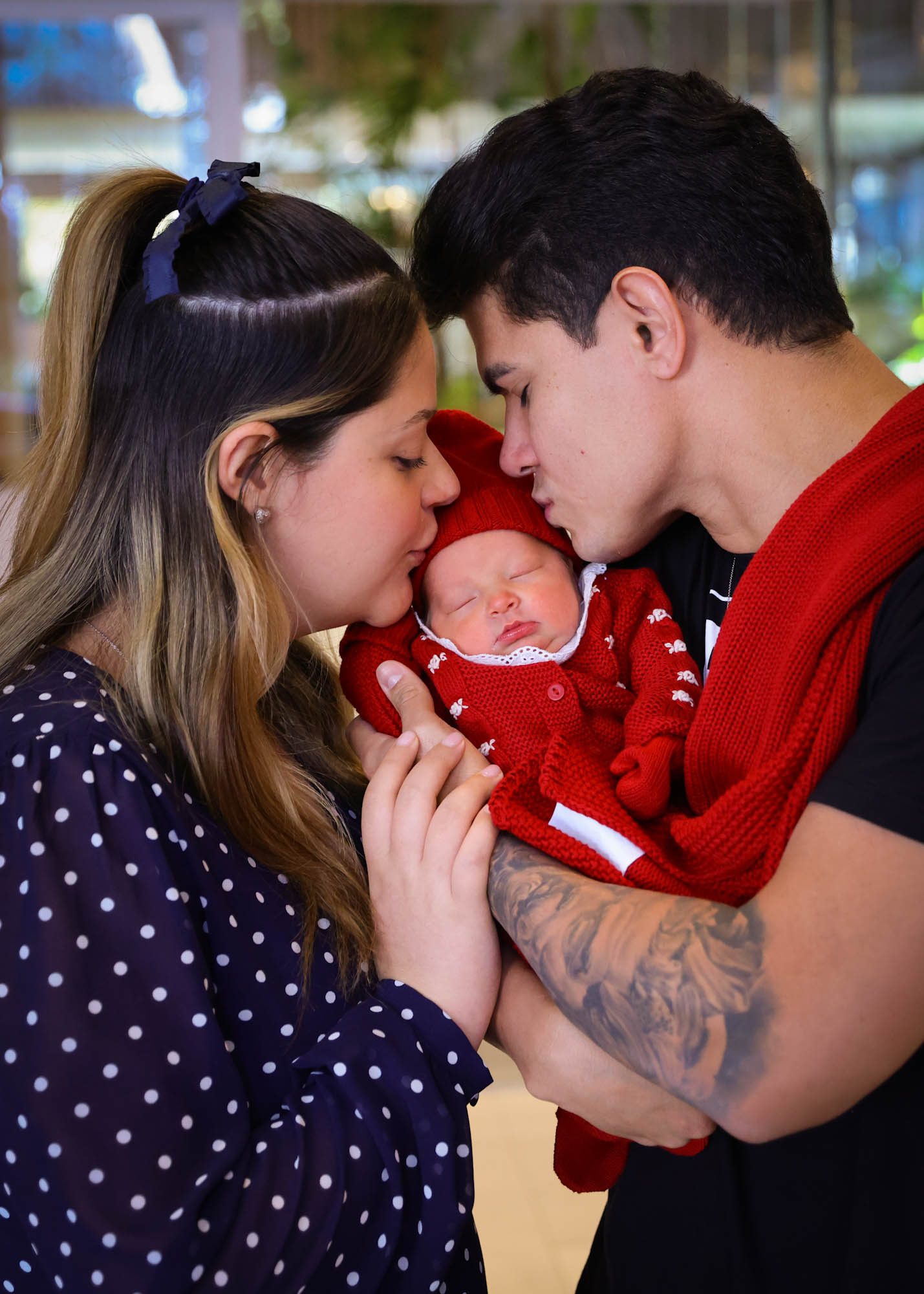 Maria Cavalcante e Cristiano Deyvid deixam a maternidade com a filha, Antonella - Foto: Manuela Scarpa / Brazil News