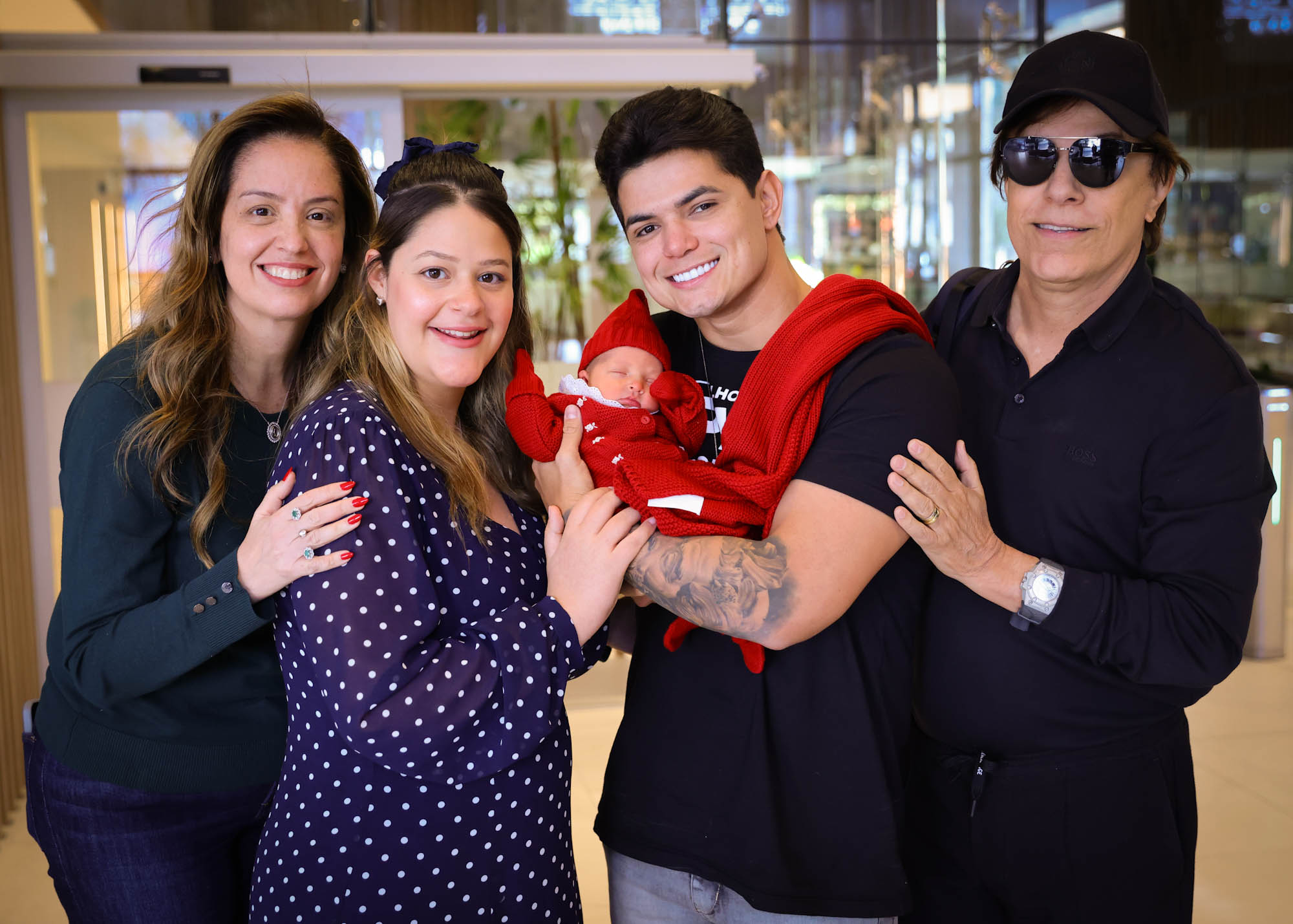 Maria Cavalcante e Cristiano Deyvid deixam a maternidade com a filha, Antonella - Foto: Manuela Scarpa / Brazil News