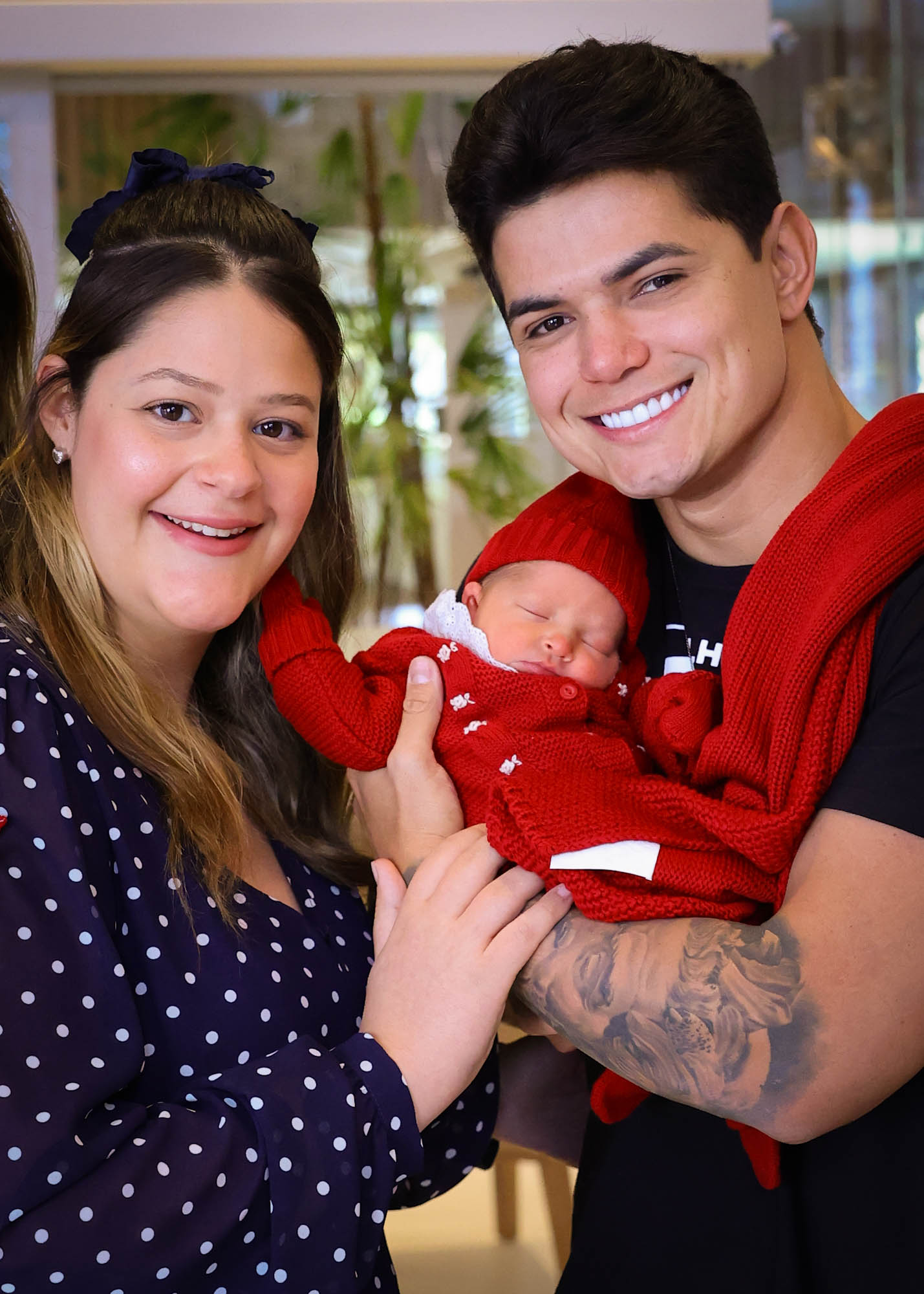 Maria Cavalcante e Cristiano Deyvid deixam a maternidade com a filha, Antonella - Foto: Manuela Scarpa / Brazil News