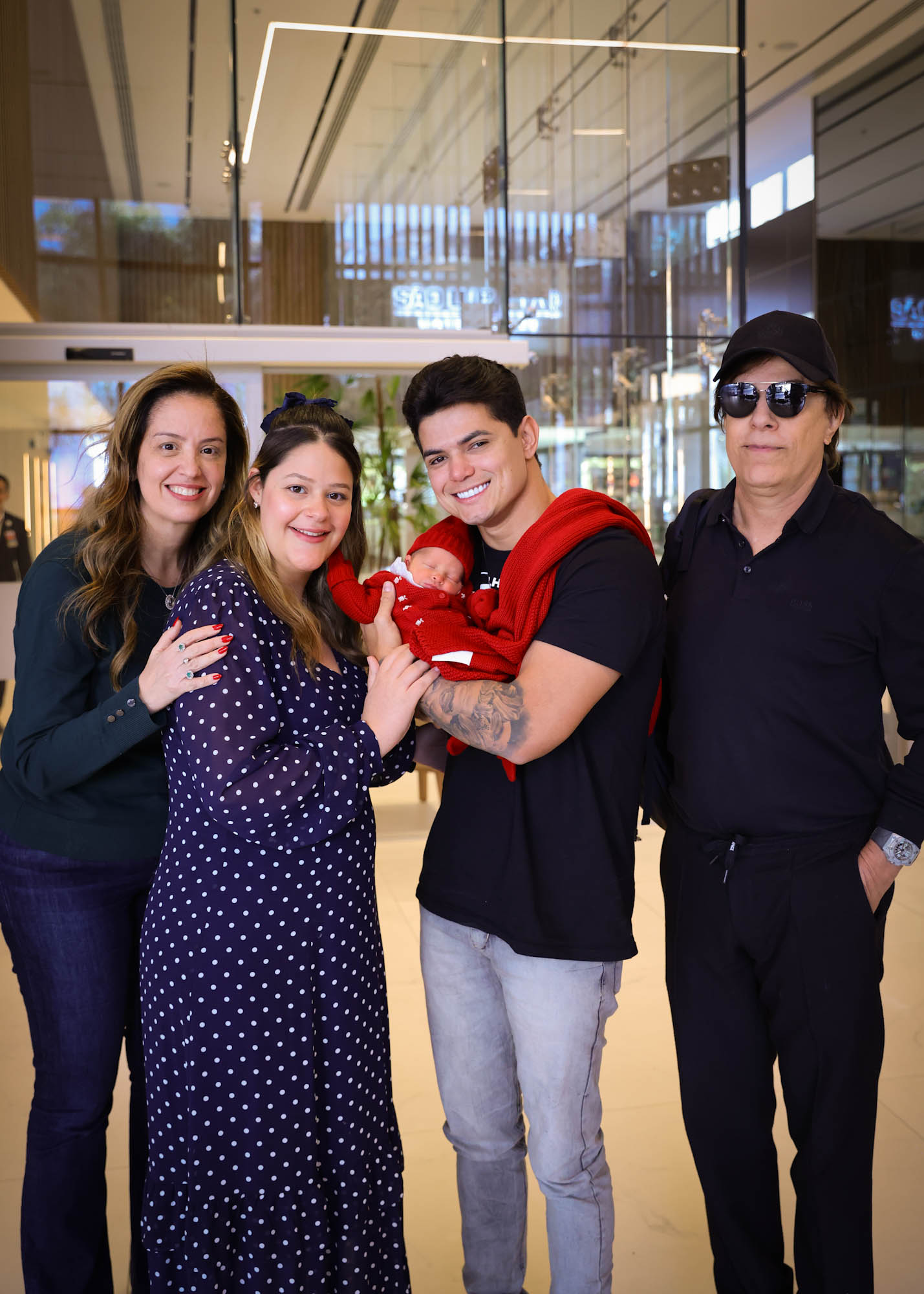 Maria Cavalcante e Cristiano Deyvid deixam a maternidade com a filha, Antonella - Foto: Manuela Scarpa / Brazil News
