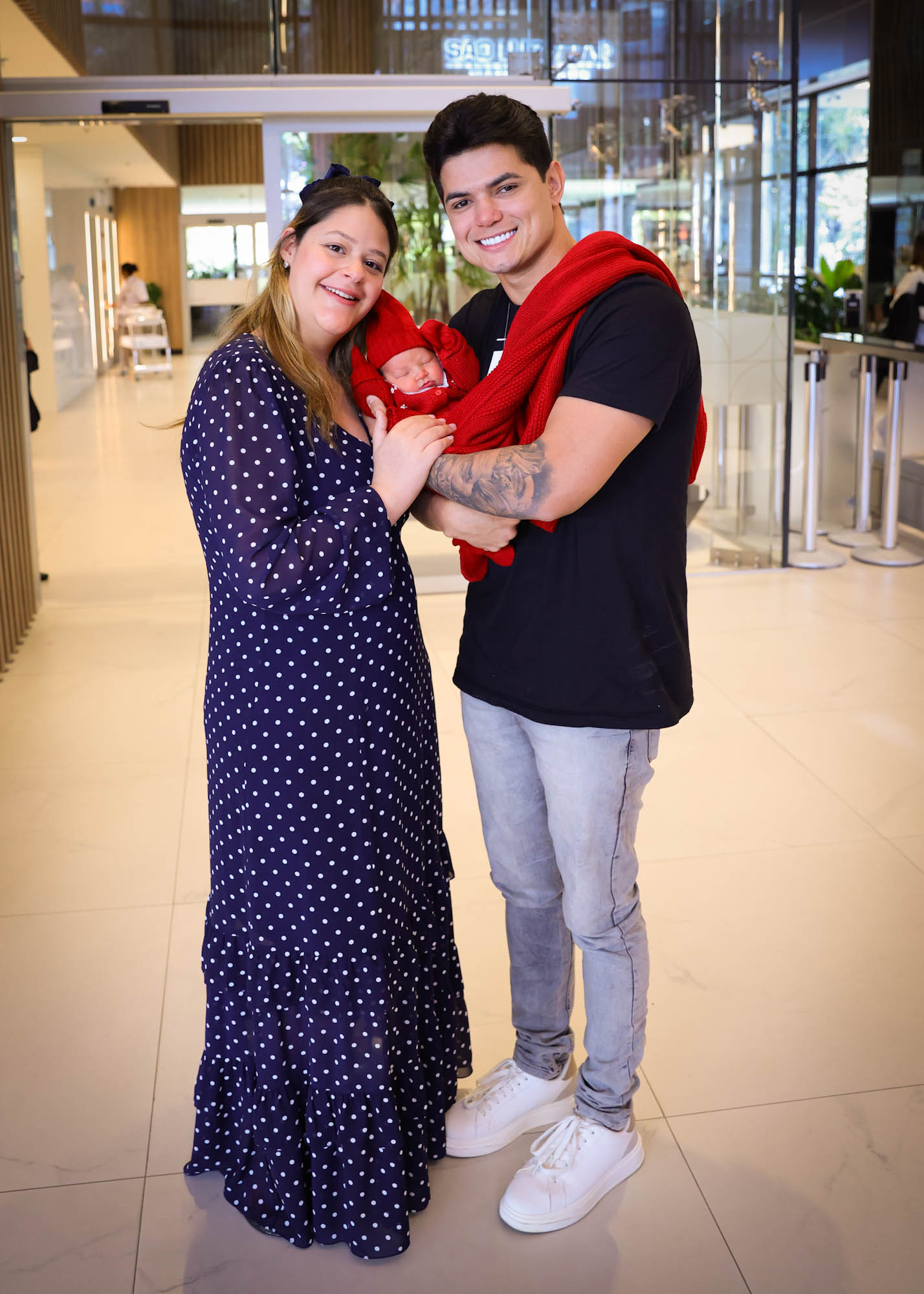 Maria Cavalcante e Cristiano Deyvid deixam a maternidade com a filha, Antonella - Foto: Manuela Scarpa / Brazil News