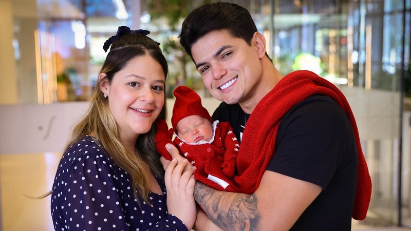 Filha de Tom Cavalcante deixa a maternidade com sua herdeira e o marido