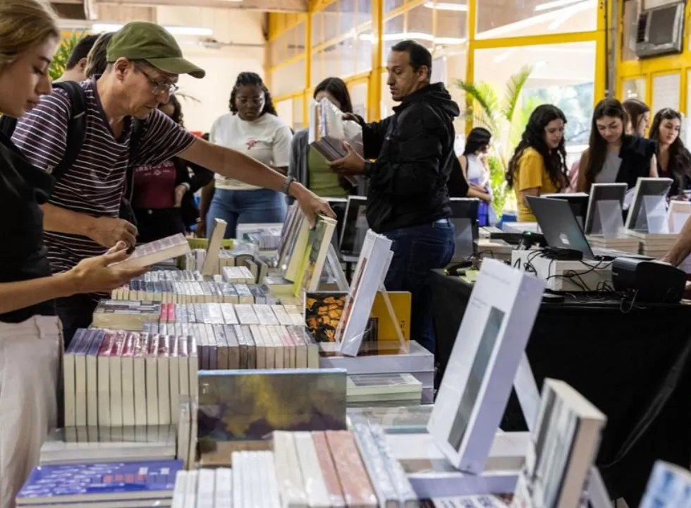 Semana do Livro da Eduem começa nesta terça (26) na Biblioteca Central da UEM