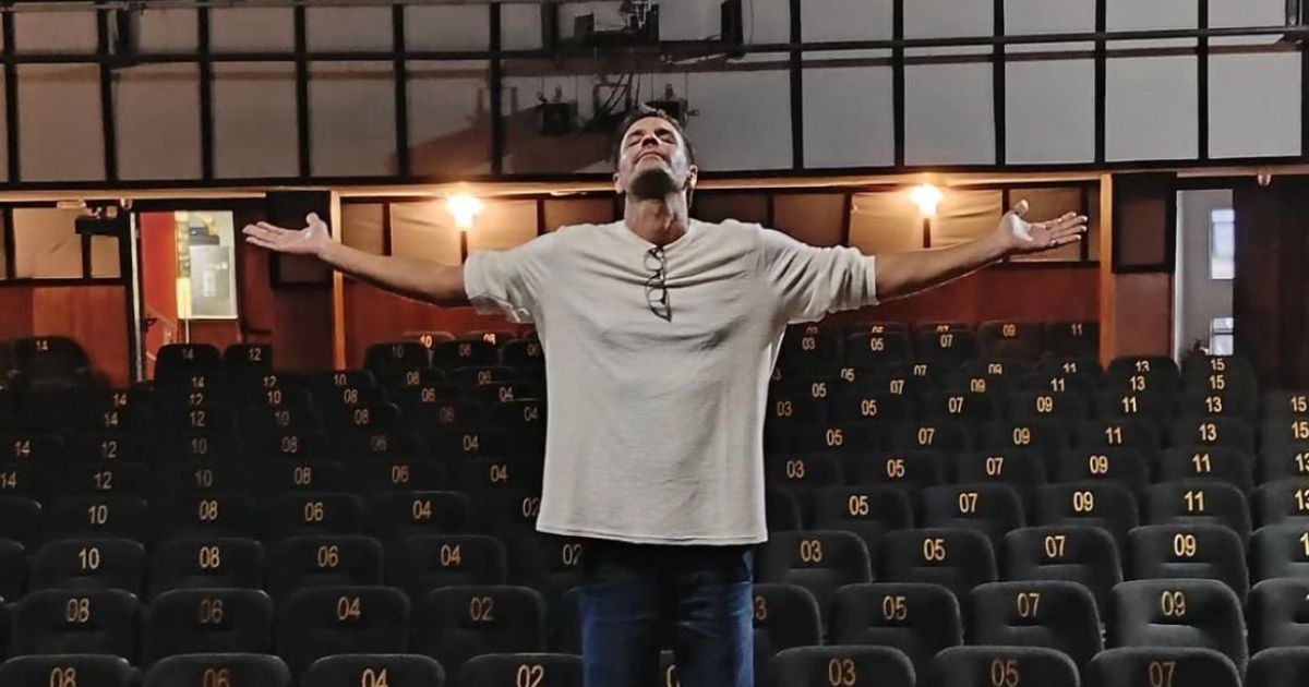 O ator assinou e protagonizou espetáculos autorais no teatro – Foto: Redes Sociais/Reprodução