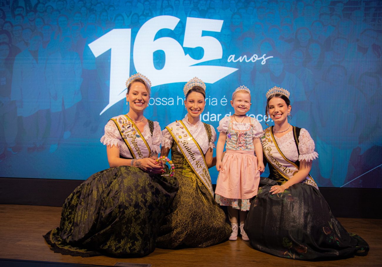 Alice coroada ao lado de rainha e princesas da Oktoberfest.
