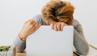 Mulheres na menopausa sentem produtividade e foco no trabalho afetados pelas "névoas mentais"
