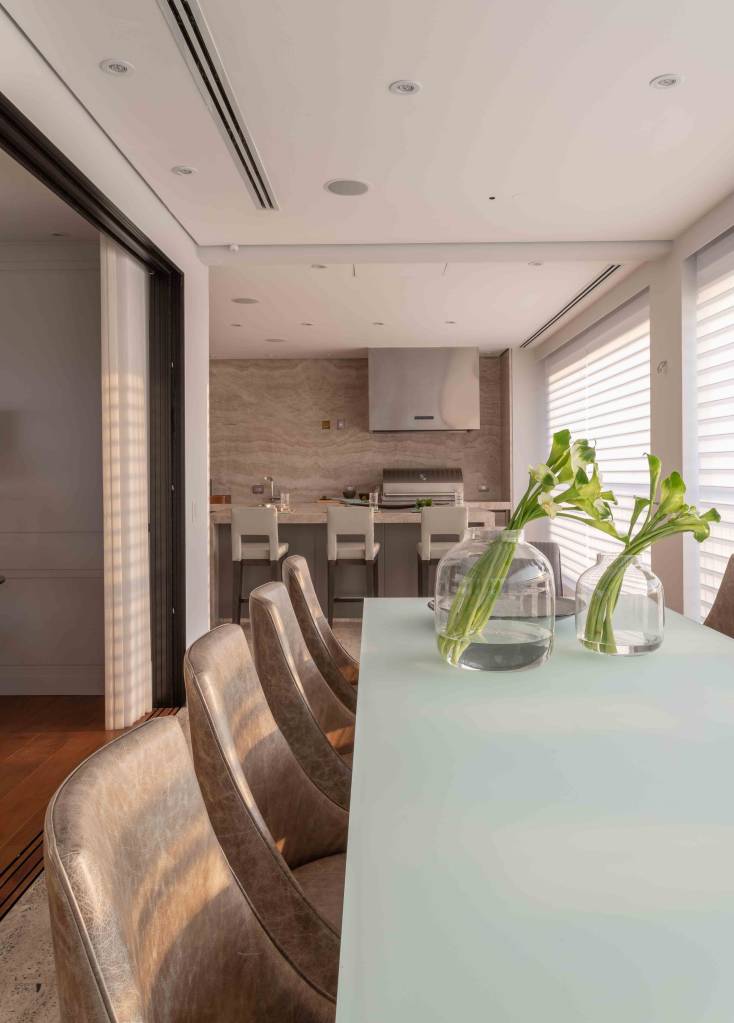 Mesma planta, duas decorações: veja apês iguais mas totalmente diferentes. Projeto de Patricia Penna.