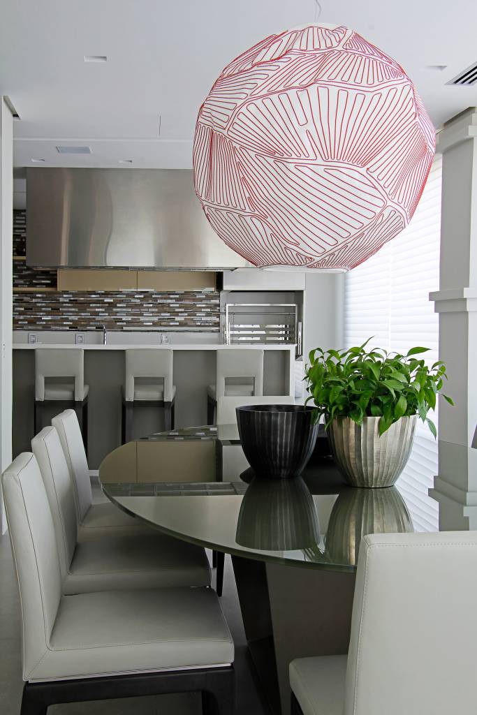 Mesma planta, duas decorações: veja apês iguais mas totalmente diferentes. Projeto de Patricia Penna.