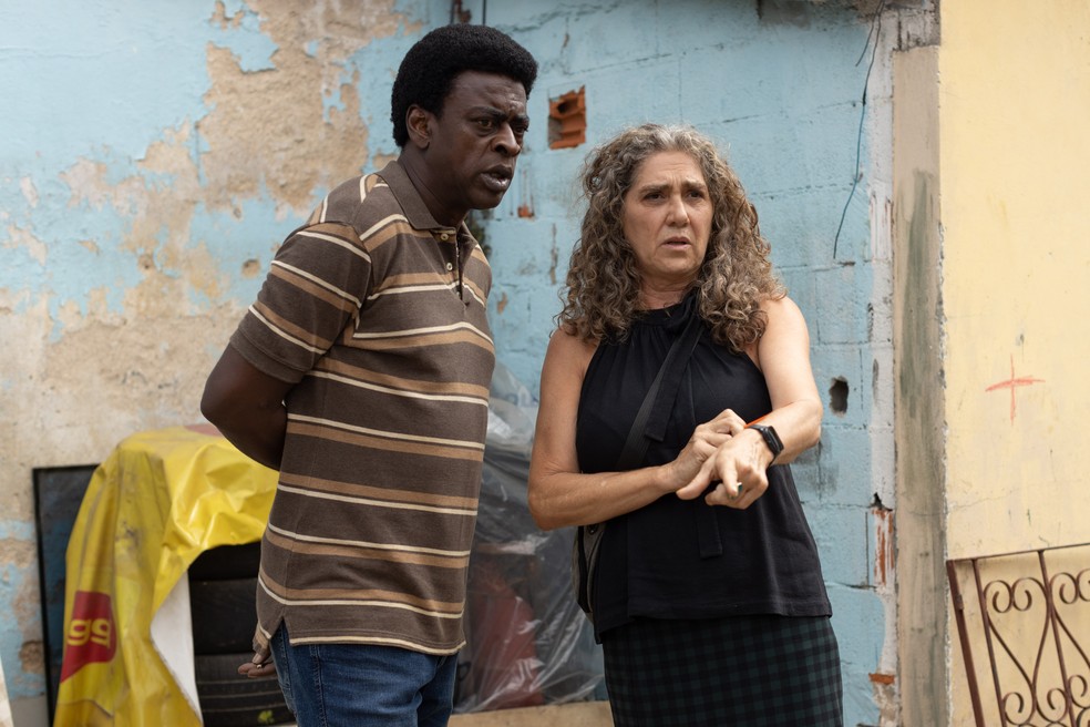 Seu Jorge e Anna Muylaert nas filmagens de "A melhor mãe do mundo" — Foto: Divulgação/Aline Arruda