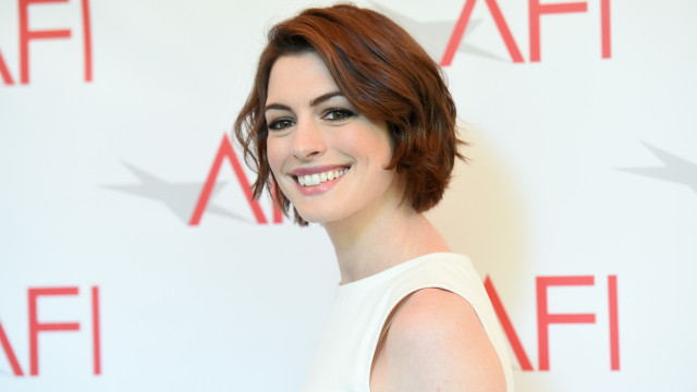 Anne Hathaway faz 42 anos. Recorde os melhores looks da atriz