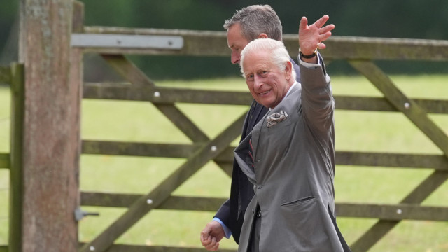 Carlos III aparece sorridente na missa de domingo em Sandringham