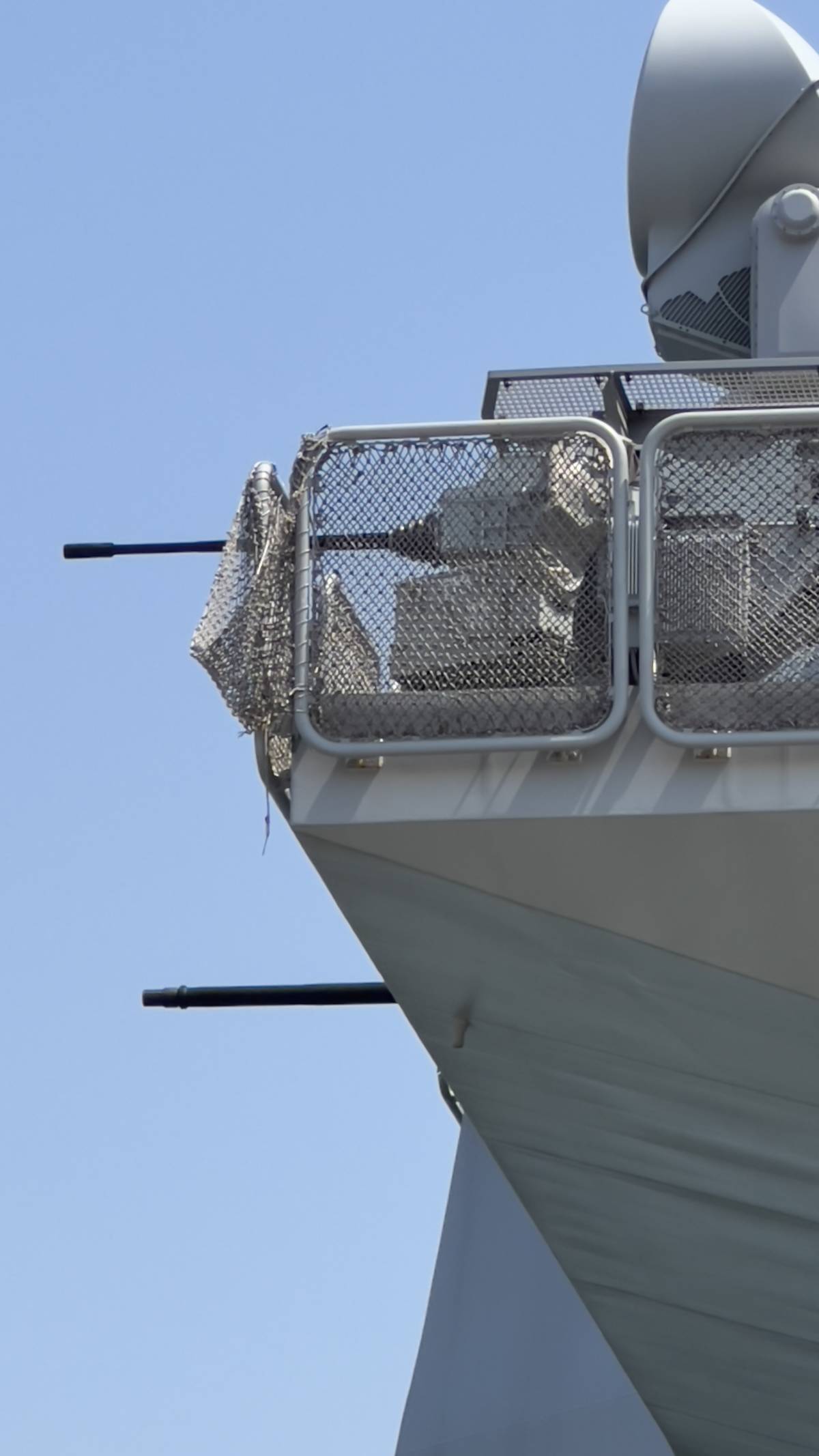 canhões do navio italiano trieste