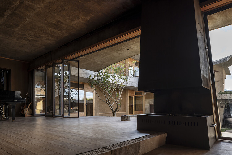 Casa nº 8 na Vila Dongnan / xiān Architects - Fotografia de Interiores, Madeira, Concreto, Viga