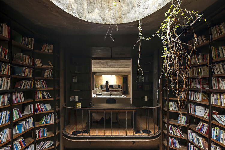 Casa nº 8 na Vila Dongnan / xiān Architects - Fotografia de Interiores, Armário, Prateleira, Madeira