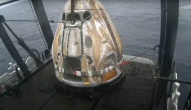 Nave espacial com astronautas da Crew-10 pousa no mar