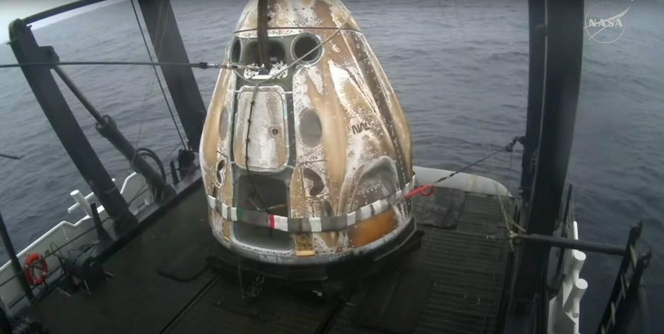 Nave espacial com astronautas da Crew-10 pousa no mar