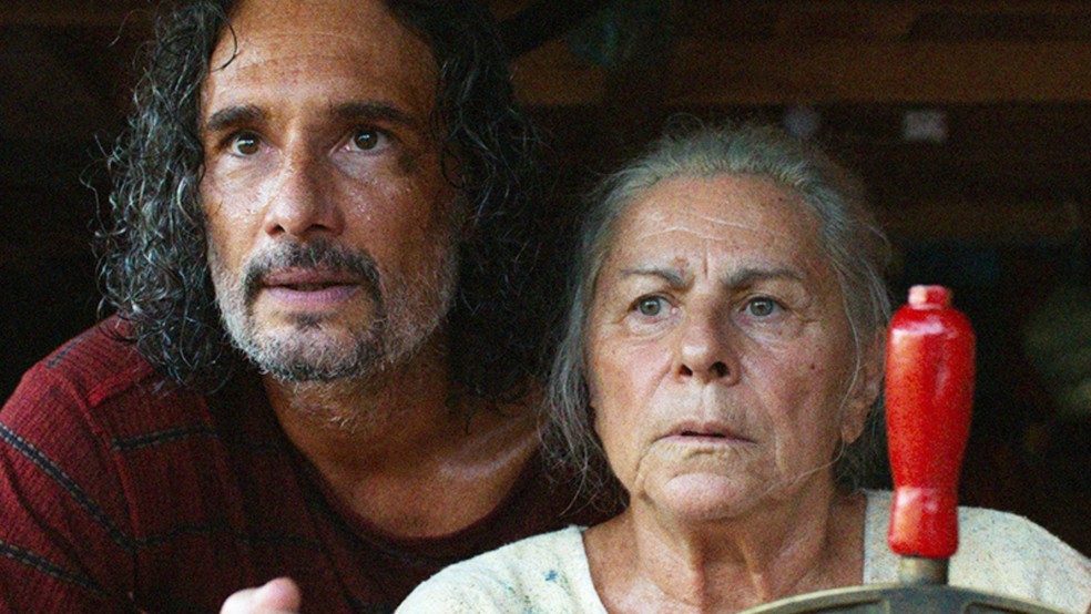 Rodrigo Santoro e Denise Weinberg em cena do filme 'O último azul' — Foto: Divulgação