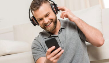 Ouvir música melhora o humor e reduz a ansiedade, segundo neurocientistas