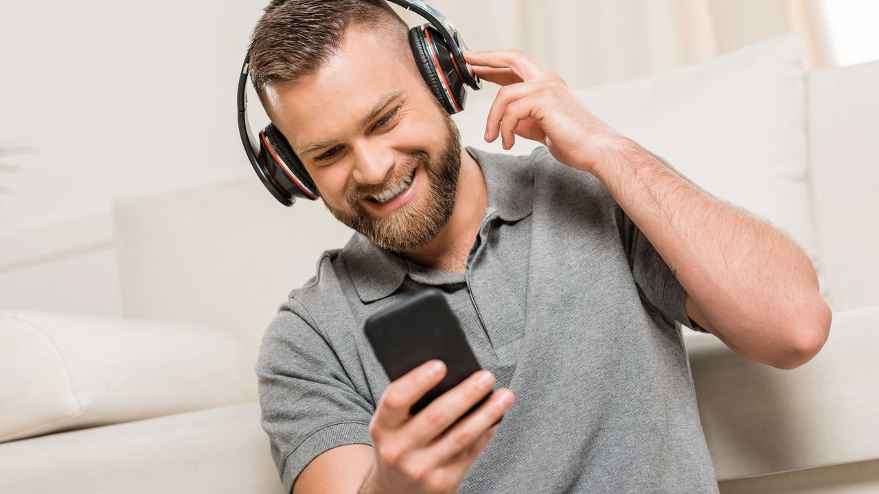 Ouvir música melhora o humor e reduz a ansiedade, segundo neurocientistas