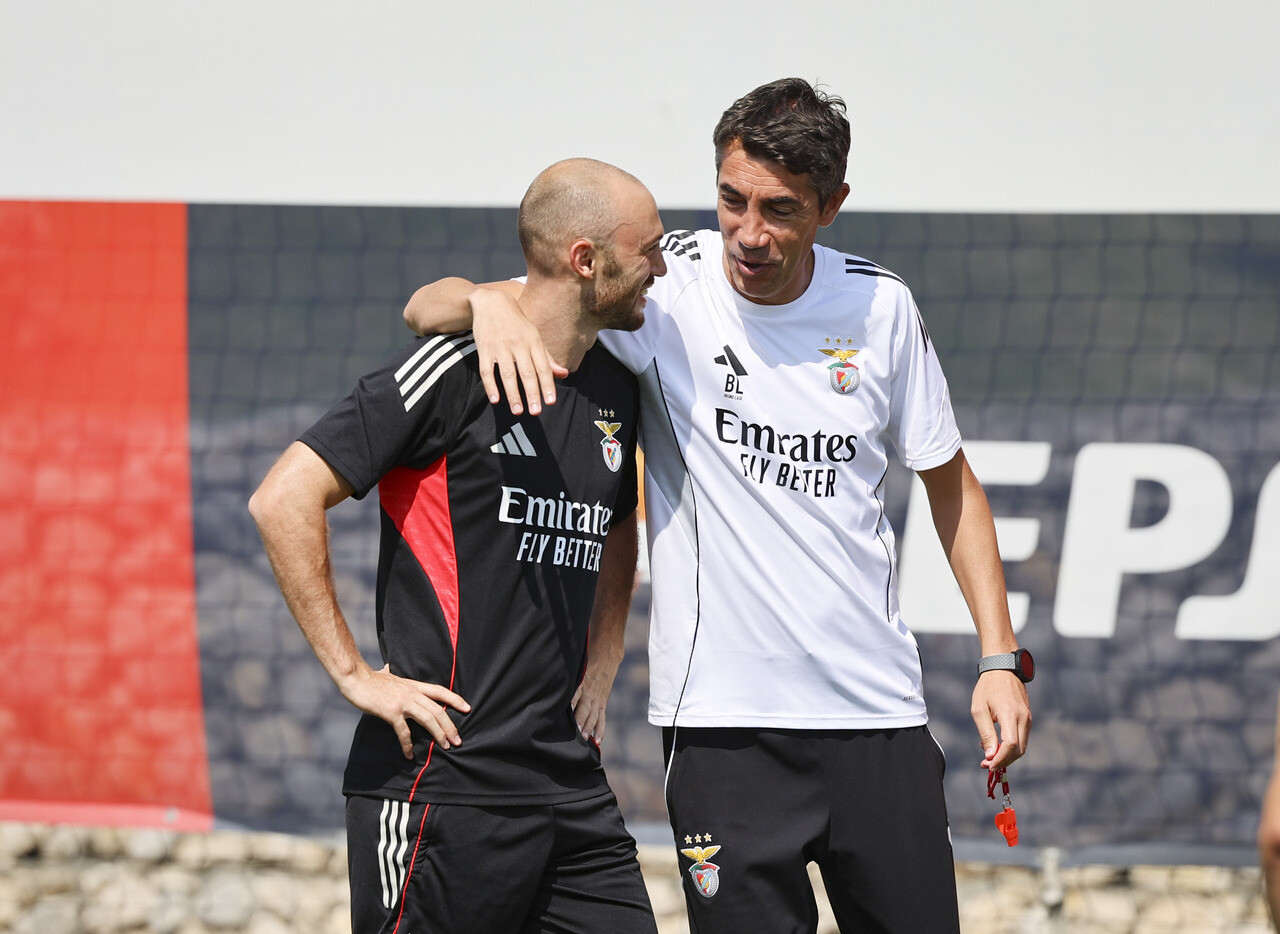 Conversa entre Aursnes e Lage, intensidade e mais: as imagens do treino do Benfica - O Jogo