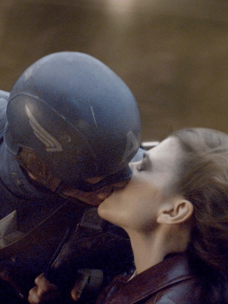 Peggy Carter (Hayley Atwell) e Steve Rogers (Chris Evans) se beijam em Capitão América: O Primeiro Vingador (2011)