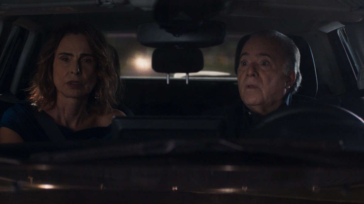 Abel e Rebeca sofrem grave acidente de carro. Veja fotos exclusivas