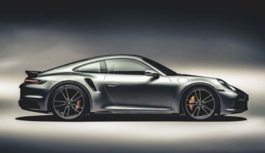 Novo Porsche 911 Turbo S chega ainda em 2025 e será híbrido