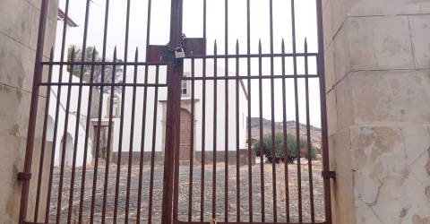 Casa do Bispo ao abandono preserva apenas brasão da história (com fotos)