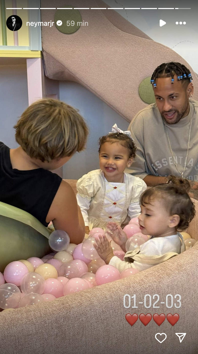 Neymar Jr com os filhos