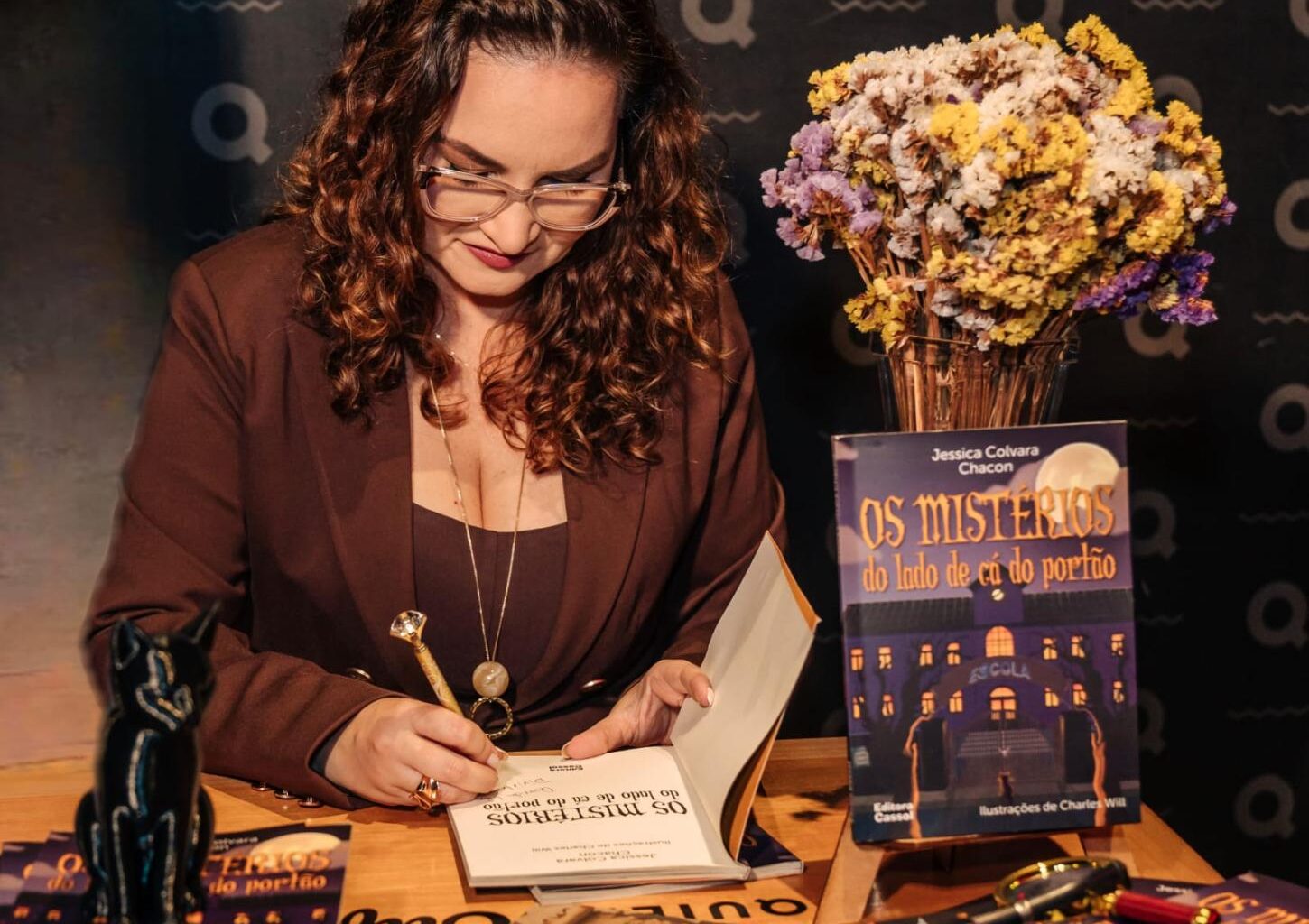 Professora e escritora Jessica Colvara autografa seu novo livro