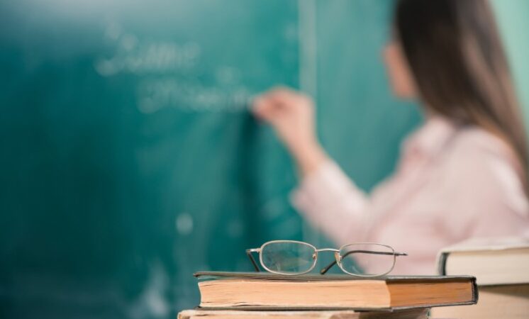 Mais de 3 mil horários por preencher: Milhares de alunos vão iniciar aulas sem todos os professores colocados