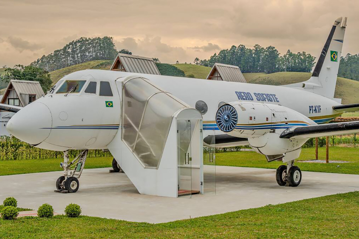 Avião raro vira suíte de luxo em pousada no Espírito Santo após reforma inédita