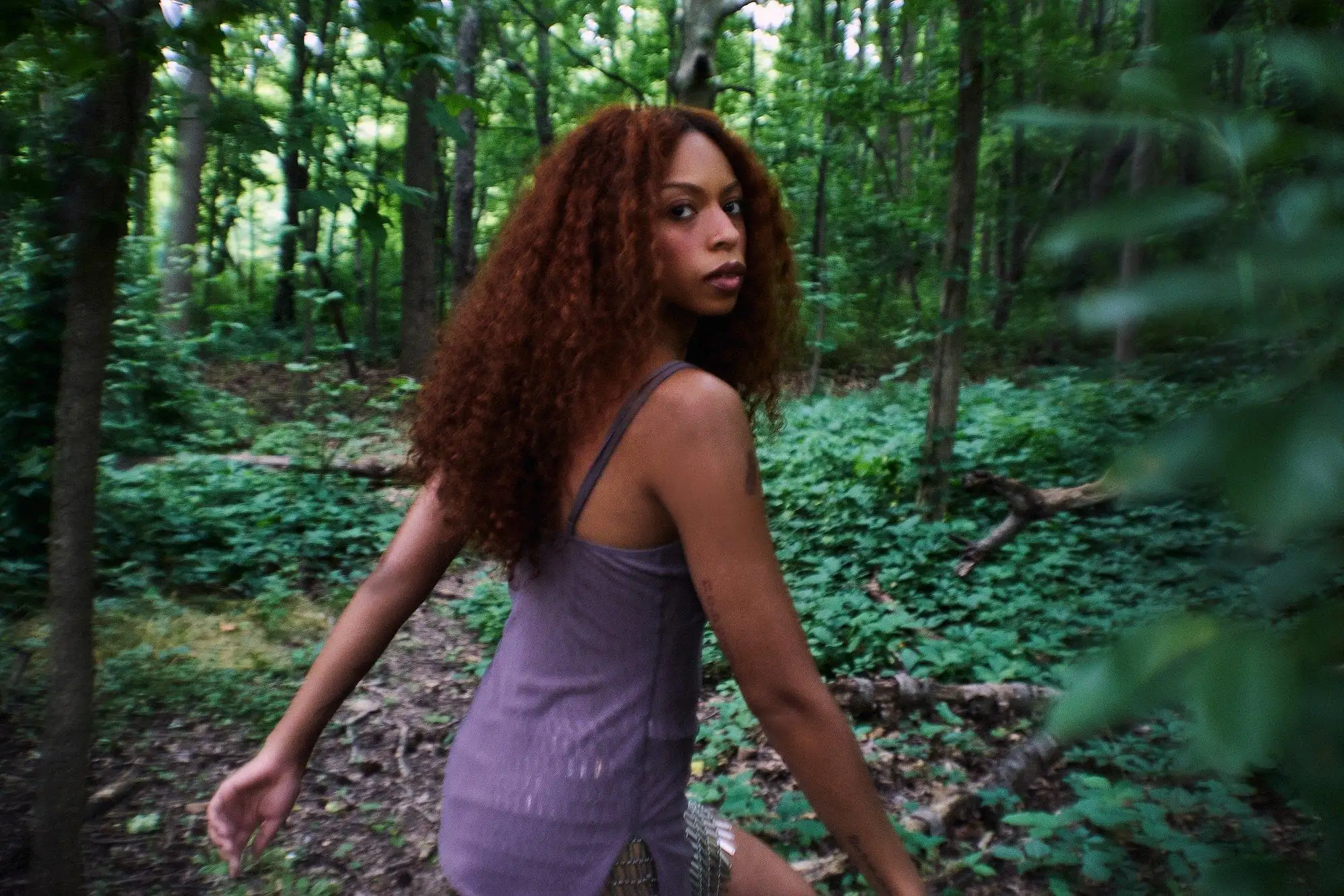 Quem é Ravyn Lenae, que emplacou "Love Me Not" no Top 10 da Billboard Hot 100?