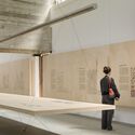 (RE)INVENÇÃO: Pavilhão do Brasil na Bienal de Arquitetura de Veneza / Plano Coletivo - Fotografia de Interiores, Madeira